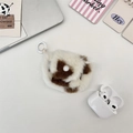 Dettaglio custodia peluche maculata per auricolari con anello bianco e chiusura a bottone - Stampa Muccata Bianca