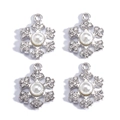 Dettaglio di pendenti a fiocco di neve argentati con perla centrale e strass brillanti - Fiocco di Neve Argento con Perla e Strass (Confezione da 4)