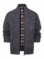 Dettaglio del cardigan grigio scuro con collo alto, zip e fodera a scacchi - grigio scuro