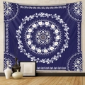 Arazzo mandala bohémien blu navy e oro appeso in un arredamento interno moderno - 73X95CM Tessuto Spazzolato / Mandala Blu Navy