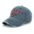 Vista dettagliata del denim usurato e del ricamo rosso NYC sul cappellino da baseball - Blu navy