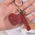 Funkelnder roter Herz-Schlüsselanhänger mit besetzter Handschlaufe und goldenem Verschluss - Rot