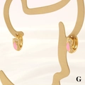 Detail von 18K vergoldeten Huggie-Ohrringen mit rosa Emaille und Zirkonia-Mikropavé - Rosa