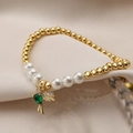 Elegante pulsera elástica de perlas blancas y cuentas doradas con colgante de pájaro - Pájaro de Gota de Agua Verde