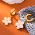 Eleganti orecchini a fiore dorati con perle bianche da donna dal design raffinato - Oro