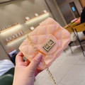 Détail d'un sac méduse rose matelassé avec fermoir tournant doré et bandoulière chaîne - 13cmx5cmx9cm / Rose