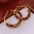 Dettaglio degli orecchini in peluche leopardato con anelli in metallo dorato - 7# Perno Argento Marrone Tondo