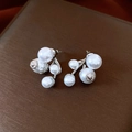 Detail von Silber-Perlenohrringen mit asymmetrischen Vintage-Textur-Metallkappen - Cluster-Perlen-Design / Silber & Weiß (Silver Earring Post)