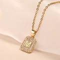 Collana in acciaio al titanio dorato con ciondolo rettangolare e zirconi a forma di M - Oro (8423)