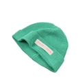 Detail der Strickstruktur einer hellgrünen Beanie mit weißem rechteckigem Aufnäher - 1-6 Jahre / Grün