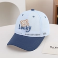 Dettaglio del cappellino bimbo in tessuto mesh con ricamo orsetto e scritta Lucky - 54cm (3-8 anni) / Azzurro