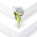 Spilla a forma di calla argentata con foglie in smalto verde su base geometrica bianca - Stile Calla Blu