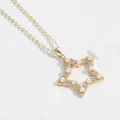 Minimalistische Goldkette mit Sternanhänger Perlen und Zirkonia auf beigem Ledergrund - Pentagramm (5546874938801)