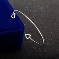 Bracelet jonc ouvert argenté avec triangles géométriques sur écrin en velours bleu - Style Géométrique Triangulaire (8889) / Argenté