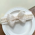 Bandeau bébé en dentelle avec nœud crème à pois argentés sur une assiette blanche - Bandeau Beige-Nœud Beige