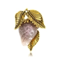 Broche fraise en émail rose avec feuilles en alliage doré sur fond blanc avec reflets - Gris rosé