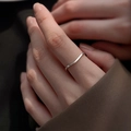 Anillo ondulado minimalista de plata de ley S925 usado en el dedo índice de mujer - Abierto Ajustable / Grabado Smooth Waters Run Deep / Plata Antigua