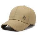 Berretto da baseball classico kaki con stemma metallico e ricamo, vista a 45 gradi - Beige Scuro