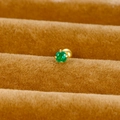 Orecchino a perno in acciaio dorato con zircone verde rotondo a 4 griffe e retro a sfera - 2mm / Oro Zircone Verde