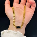 Primo piano del bracciale a catena cubana dorata con incastonatura di pietra nera rettangolare - Bracciale a Catena Cubana Dorata (N267)