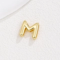 Makroaufnahme des 18K vergoldeten klobigen Buchstabe M Anhängers mit Hochglanzfinish - M-Stil (5772646001931) / Nur Anhänger / Gold