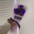 Elegante bouquet di rose di sapone viola con carta lavanda e nastro decorativo - Viola scuro