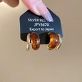 Detail van de C-vormige amberhars en goudmetalen oorbellen op een zilveren 925 kaart - S925 Zilveren Pin - Goud Barnsteen C-Vorm Stijl (HE28796)
