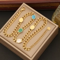 Detalle de una pulsera de eslabones dorados con turquesa, malaquita y nácar en joyero de lujo - Forma de Óvalo (2#Óvalo)
