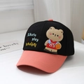 Dettaglio cappellino da bimbo con patch orsetto 3D e ricamo a tema basket - 52cm (2-5 Anni) / Nero