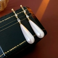 Pendientes dorados con perlas blancas y cristales sobre un joyero vintage - 3# Pendientes de Pin de Plata con Zircón Perla y Borla de Gota de Agua