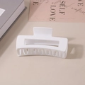 Rechteckige matte weiße Haarklammer für dickes Haar auf minimalistischem Schreibtisch - Großpackung / 10.5cm / Matt Weiß