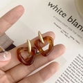 Boucles d'oreilles cœur vintage en résine ambrée avec finition en or mat élégant - Cœur en Résine Ambre (1504)