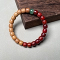 Bracelet ethnique en bois de santal vert avec perle de jade et texture bois naturel - Bois de Santal Vert & Rouge 7x8mm