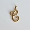 Dettaglio ravvicinato del ciondolo monogramma lettera C in acciaio inox oro 18K - Solo ciondolo / Pendente C