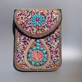 Sac à bandoulière bohème fait main avec motifs perlés colorés et fleurs en pierre turquoise - Fleur Turquoise Multicolore