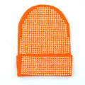 Dettaglio del berretto arancione in acrilico con strass lucidi e risvolto in maglia - L (58-60 cm) Elastico / Arancione (Strass Arancio)