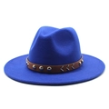 Gros plan du chapeau en laine bleu roi avec bande en cuir marron et rivets métalliques - M (56-58cm) / Bleu royal