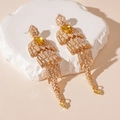Primer plano de pendientes vintage dorados con perlas blancas y piedras amarillas - Aleación Con Perla de Imitación (Pin de Plata S925) / Pendientes Colgantes de Borla de Perlas Doradas (WE1971)