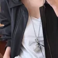 Dettaglio della collana con pendente in acrilico, fiocco nero e catena a sfere argento - 18# Collana Di Perle Argentate Con Ciondolo Cuore In Maglia Cava (HN8745)
