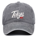 Detailansicht der Tokyo Stickerei auf einer gewaschenen grauen Baumwoll-Basecap - Grau