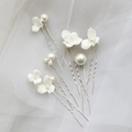 Détail d'épingles à cheveux de mariée avec fleurs en céramique et perles sur tulle blanc - Ensemble de Fourches à Cheveux / Lot de 6 / Argenté