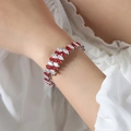 Bracciale argentato con zirconi marquise rossi e bianchi indossato sul polso femminile - Zircone Rosso Color Acciaio