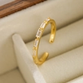 Bague ouverte élégante plaquée or avec cinq zircons rectangulaires sur fond de velours - Ouvert Réglable / Or avec zircon blanc (13199)