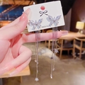 Detalle de pendientes de mariposa plateados con piedras de circón y postes de plata S925 - Borla De Circonita Con Mariposa