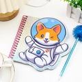 Detail der Laser-Glitzer-Notizbuchhülle mit 3D-Hund und roter Metall-Spiralbindung - Weltraumfuchs