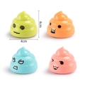 Set van vier kleurrijke mini-emoji-figuren van 4cm in geel, oranje, blauw en roze - Pull-back cartoon poep (willekeurige stijl)