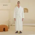 Herren Bademantel aus dickem weißem Fleece mit Schalkragen und Bindegürtel für den Winter - M / Weiß