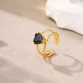 Gevlochten goudkleurige stalen open ring met een zwart hartvormig zirkonia steentje - Hartsteen/Dubbel Gedraaid / Goud-Zwarte Zirkonia (Hart)