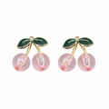 Dettaglio del ciondolo a ciliegia rossa con stelo dorato e foglia verde per gioielli DIY - Rosa