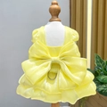 Dettaglio dell'abito da principessa per animali con fiocco giallo e anello a D per guinzaglio - S / Giallo